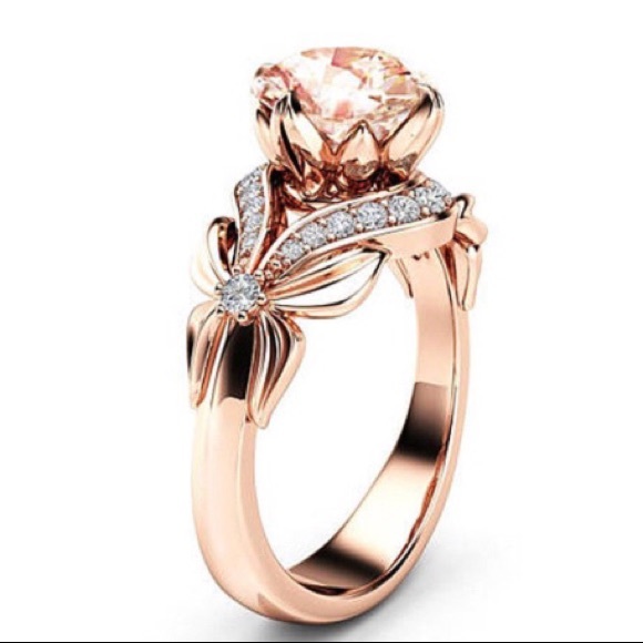Jewelry - Gorgeous❤️❤️rose gold ring flower crystal rose rin